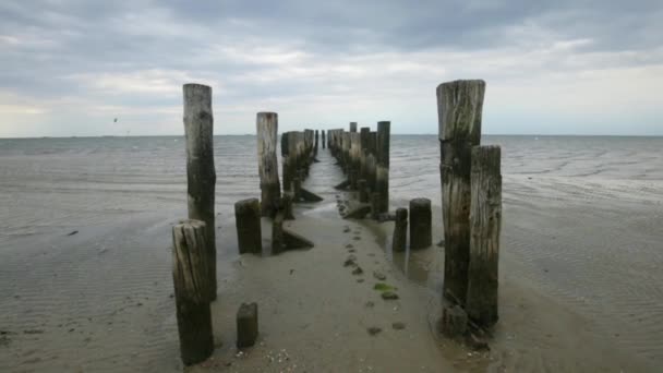 Κατέστρεψε Ξύλινες Κολώνες Στη Θάλασσα Μια Συννεφιασμένη Μέρα Θαλάσσια Προβλήτα — Αρχείο Βίντεο