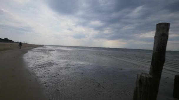오래된 구름이 해안선과 오래된 오래된 바다에 부두를 파괴했다 독일의 — 비디오