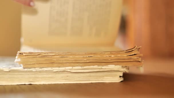 Рідкісні Цінні Книги Руки Залишаються Сторінках Старої Книги Крупним Планом — стокове відео