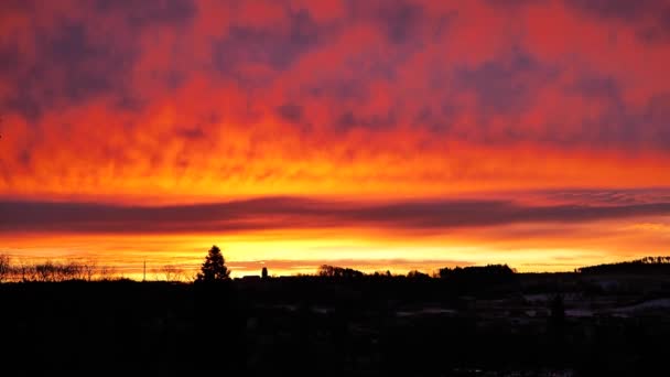 Amanecer Lapso Tiempo Rojo Cielo Brillante Amanecer Sobre Ciudad Caducidad — Vídeo de stock