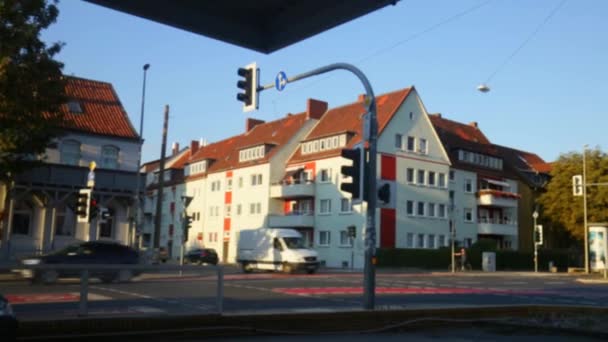 Ruch Uliczny Skrzyżowanie Miasta Ruchem Samochodów Rowerzystów Architektura Niemieckich Miast — Wideo stockowe