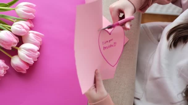 Карточка Мамы День Матери Ребенок Вырезает Сердце Бумаги Столом Взгляд — стоковое видео