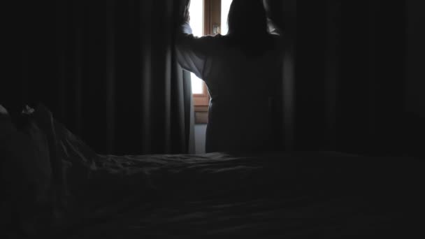 Γυναικεία Σιλουέτα Στο Παράθυρο Ανοίγει Τις Κουρτίνες Θολή Εστίαση Πλάνα — Αρχείο Βίντεο