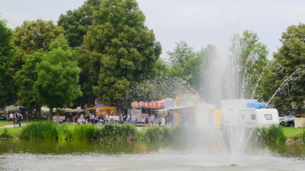 城市喷泉的集市 模糊的焦点 公园里的人 旋转木马 4K镜头 — 图库视频影像