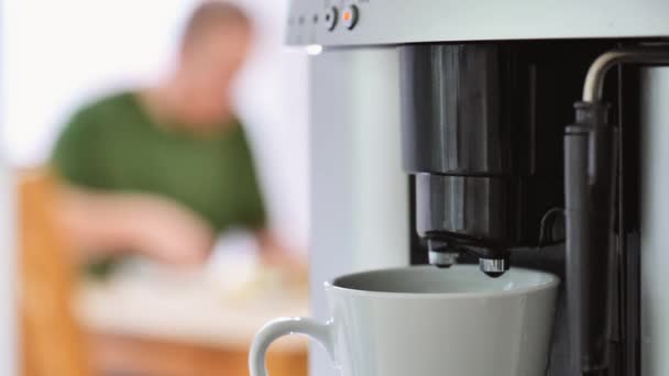 Café Manhã Derramando Uma Xícara Branca Homem Preparando Sanduíches Uma — Vídeo de Stock