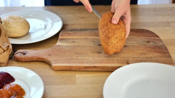 Bułeczki Śniadaniowe Ręce Tnące Bułeczki Nożem Drewnianym Stole Materiał — Wideo stockowe