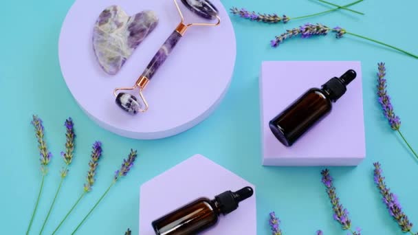 Perangkat Guasha Untuk Wajah Dan Lavender Minyak Esensial Minyak Lavender — Stok Video