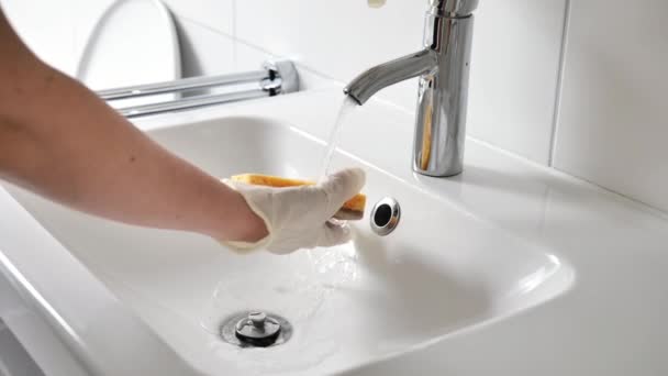トイレを掃除する シンククリーニングプロセス スポンジでシンクを洗う手 衛生と清潔なコンセプト スローモーション 4K映像について — ストック動画