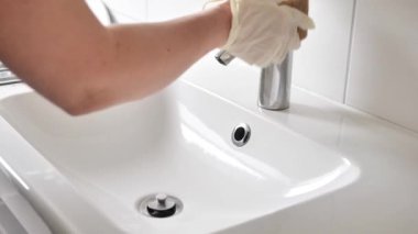 Banyoyu temizliyorum. Lavabo temizleme işlemi. Eller lavaboyu süngerle yıkıyor. Hijyen ve temizlik kavramı. Yavaş çekim. 4k görüntü