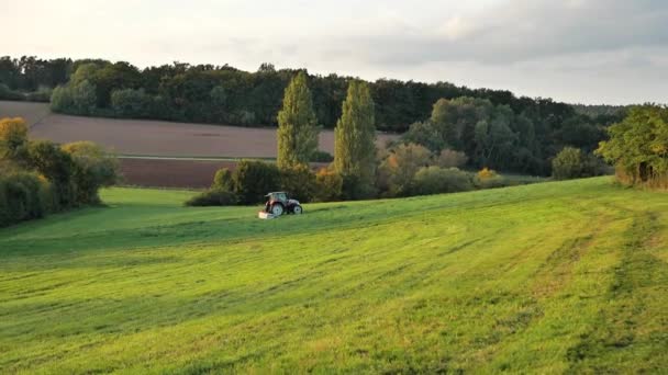 Jordbruksmaskin Jordbruksmaskin Tyska Bönder Plockar Upp Klippt Gräs Med Traktor — Stockvideo