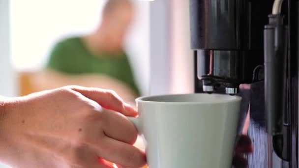 Poranna Kawa Rodzinne Śniadanie Kobieta Przynosi Kawę Mężczyźnie Niewyraźne Ogniskowanie — Wideo stockowe