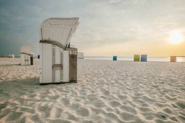 Beyaz kumdaki sahil kulübeleri. Kuzey Denizi 'nin deniz kıyısındaki sepetleri. Kuzey Denizi 'nde tatil. Almanya 'daki Frizya Adaları plajları. Deniz yazı havası. 