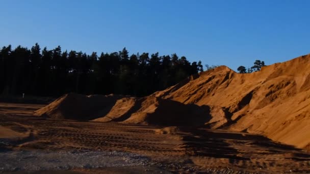 砂の採石場と建設設備 砂の採石場で太陽の砂や産業機器の山 4K映像について — ストック動画