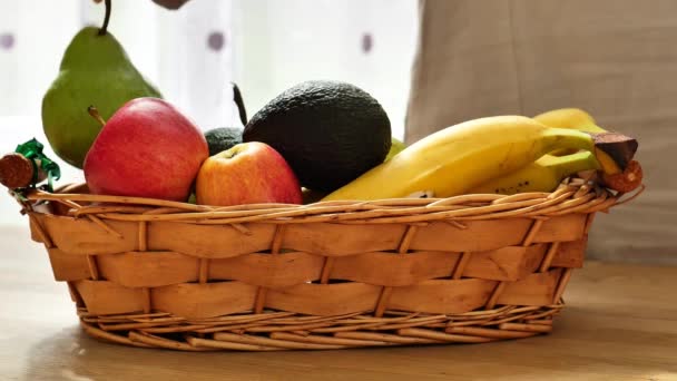 Gyümölcskosár Egy Asztalon Avokádó Banán Alma Körte Egy Kosárban Friss — Stock videók