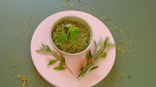 Stevia Tatlandırıcı Taze Ezilmiş Stevia Yeşil Bir Arka Planda Pembe — Stok video