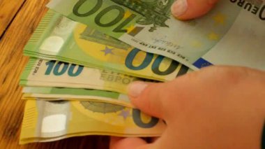 Para sayıyorum. Avro banknotları kadınların elinde. Avrupa 'da kadın maaşları ve kazançları. Avrupa Birliği 'ndeki kadınlara nakit ödemeler. 4k görüntü