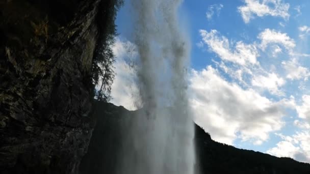 Wodospad Górach Alpejskich Powolny Spadek Przepływu Wody Dół Burzliwy Strumień — Wideo stockowe