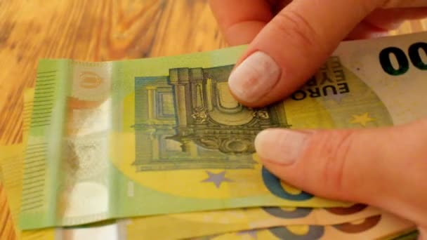 Euro Banknoty Ręce Liczą Banknoty Euro Wydatki Zarobki Kobiet Europie — Wideo stockowe