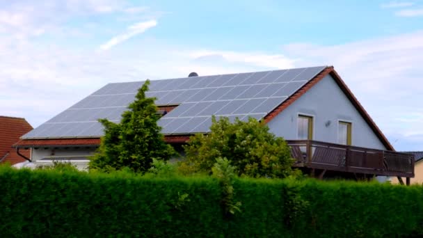 Panele Oneczne Dachu Domu Zielona Energia Domu Odnawialna Czysta Energia — Wideo stockowe