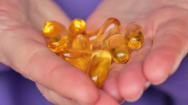 Omega Fatty Acids Fish Oil Fish Oil Capsules Female Hands — 图库视频影像