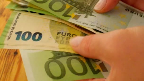 Las Manos Las Mujeres Cuentan Las Facturas Euros Gastos Ganancias — Vídeos de Stock