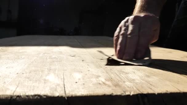 Ręcznie Piaskuje Drewniane Deski Promieniach Słonecznych Szlifowanie Drewna Przetwarzanie Drewna — Wideo stockowe