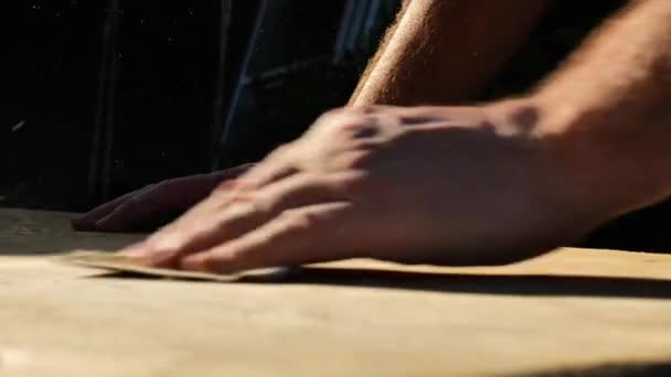 Sanding Ahşap Yüzeyler Marangoz Sert Odunlardan Bir Masa Hazırlar Tozdaki — Stok video