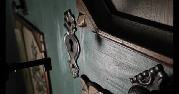 Открытие Деревянной Двери Старым Ключом Таинственное Загадочное Напряженное Настроение Кадров — стоковое видео