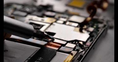 Bir telefon pilinin nasıl değiştirileceğini. Cep telefonu mikro devrelerini kapatın. 4k görüntü