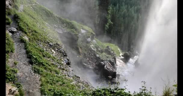 Потік Води Водоспаду Падає Скелі Валуни Зверху Вниз Потужний Потік — стокове відео