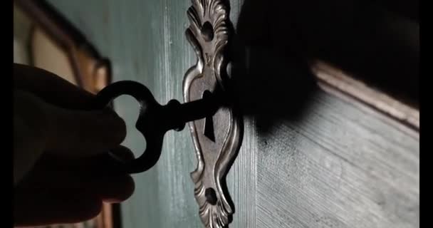 Рука Открывает Деревянную Антикварную Дверь Старым Ключом Раскрыть Секреты Темной — стоковое видео