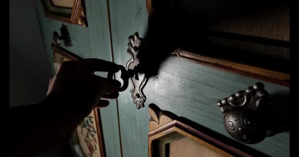 Загадочная Завуалированная Дверь Ключом Кадров — стоковое видео
