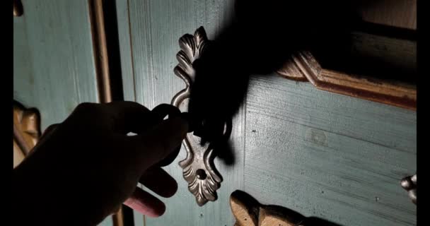 Abre Una Puerta Antigua Madera Con Una Llave Vieja Para — Vídeo de stock