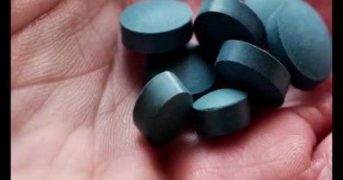Zeytinyağı yeşili haplar hazır. Tabletlerde algler var. Doğal iyot kaynağı. Yeşil kuru spirulina tabletleri. Sağlıklı bir yaşam için gıda takviyeleri. Vitaminler ve beslenme takviyeleri.. 