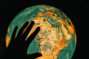 Eğitim Yolculuğu: Parlak Küre ve Ülkelerin Adlarını Arıyor. Dünyayı Keşfeden: Elle Parlayan Küreyi Döndürür ve Ülke Adlarını Arıyor. İnteraktif Geografi. Ülke Aranıyor.