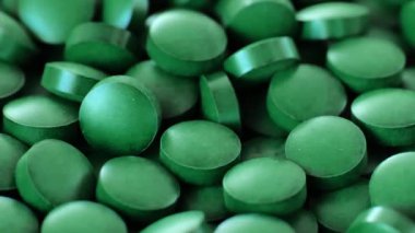 Yosun yeşili tabletler. Doğal iyot kaynağı. Süper yemek. Yavaş rotasyon. Sağlık ve uzun yaşam için bağışlamalar. Vitaminler ve besin takviyeleri. 4k görüntü
