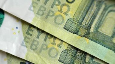 Avrupa 'da 100 avroluk yakın çekim. Maaşlar ve kazançlar. Para birimi notları ve sembolleri. Avrupa Birliği 'nde nakit ödemeler. 4k görüntü