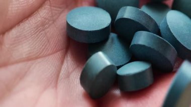 Alglere özgü haplar. Doğal iyot kaynağı. Süper yemek. Sağlıklı bir yaşam tarzı için gıda takviyeleri. Vitaminler ve diyet takviyeleri. 4k görüntü