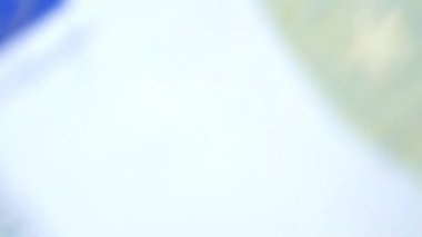 Para sayıyorum. Sarı arka planda 100 Euro 'luk yakın plan. Para birimi notları ve sembolleri. Avrupa 'da maaş ve kazançlar. Avrupa Birliği 'ndeki kadınlara nakit ödemeler. 4k görüntü