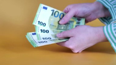 Para sayıyorum. Sarı arka planda 100 Euro 'luk bir taraftar var. 4k görüntü