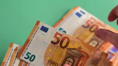Yeşil arka planda 50 Euro 'luk banknot. Para sayımı. 4k görüntü