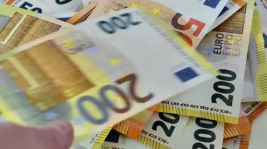 Euro para birimi: banknotların yakın plan görüntüsü. Yavaş dönüş. Para birimi notları ve sembolleri. Yukarıdan görünüm. 4k görüntü