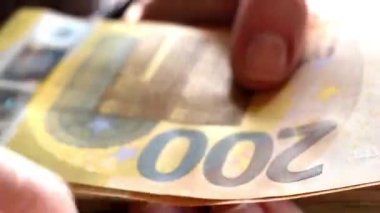 Para sayıyorum. Avro banknotları kadın avuçlarında. Avro banknotlarını parmaklayan parmaklar. Avrupa 'da harcama ve gelir. 