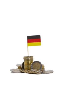 Alman parası. Avrupa paraları ve beyaz arka planda izole edilmiş Alman bayrağı. Almanya konseptinde sosyal yardım ve ödemeler. Alman ekonomisi 