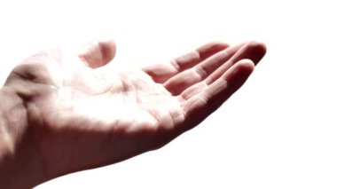 Haplar ve vitaminler. Tıbbi kapsüller beyaz arka planda el ele tutuşuyor. Yiyecek takviyeleri ve mineraller alıyor. 4k görüntü