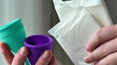 Adet bardağı ve hijyenik pedler. Hijyen ürünleri seçiyorum. Kadın dönemleri. Yeniden kullanılabilir silikon regl kupası. Sıfır genişlik, makul hijyen ve tüketim