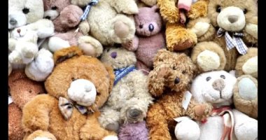 Teddy ayılar grubu. Çocuklar için yumuşak oyuncaklar. Çocukluğun ve konforun sembolü. 4k görüntü
