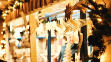 Noel pazarı atmosferi. İnsanlar Noel süsleri ve hediyeler alır akşam Noel pazarında. Bulanık odak. 