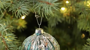 Noel süsü. Gümüş ve mavi Noel süslemeli mavi ladin. Yakın plan. Yavaş hareket. Parlak toplar, yıldızlar ve koniler Noel ağacında. Noel ağacı için şölen süslemeleri. 4k görüntü