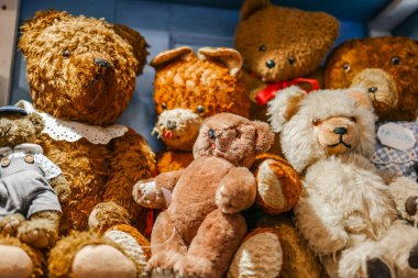 Çek Cumhuriyeti 'ndeki Teddy Bear Müzesi. Shabby Kids Oyuncakları Grubu. Süveter ve elbise içinde Şirin Oyuncak Ayılar.